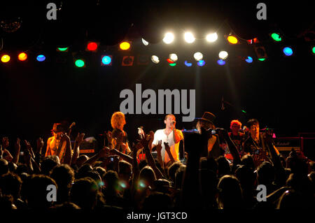 (L-r) Dave Navarro,duff mckagan,chester bennington Linkin Park,slash,matt sorum eseguendo camp freddy roxy West Hollywood. Foto Stock