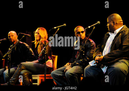 (L-R) comune,Colbie Caillat,nas,salaam Remi stadio bmi 'come ho scritto quella canzone ' pannello di casa tramonto blues West Hollywood. Foto Stock