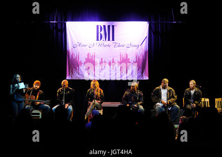 (L-r) zac marrone,comune,Colbie Caillat,nas,salaam Remi,sebastian krys stadio bmi 'come ho scritto quella canzone ' pannello di casa tramonto blues West Hollywood. Foto Stock