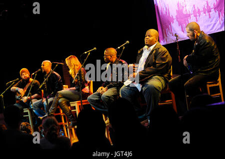 (L-r) zac marrone,comune,Colbie Caillat,nas,salaam Remi,sebastian krys stadio bmi 'come ho scritto quella canzone ' pannello di casa tramonto blues West Hollywood. Foto Stock