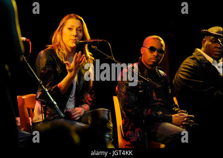 (L-r) Colbie Caillat stadio nas bmi 'come ho scritto quella canzone ' pannello di casa tramonto blues West Hollywood. Foto Stock