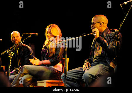 (L-R) comune,Colbie Caillat stadio nas bmi 'come ho scritto quella canzone ' pannello di casa tramonto blues west hollywood.at bmi 'come ho scritto quella canzone ' pannello di casa tramonto blues West Hollywood. Foto Stock