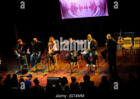 (L-r) zac marrone,comune,Colbie Caillat,nas,salaam Remi,sebastian krys stadio bmi 'come ho scritto quella canzone ' pannello di casa tramonto blues West Hollywood. Foto Stock