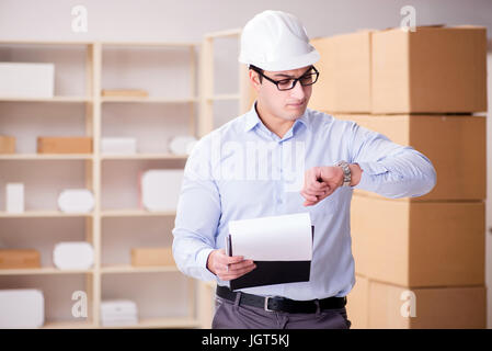 Giovane lavoratore nell'ufficio postale che si occupano di pacchi Foto Stock