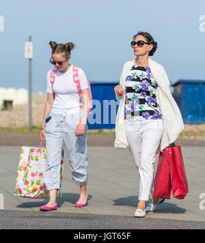 Madre e figlia insieme a fare shopping, il trasporto delle borse della spesa. Foto Stock