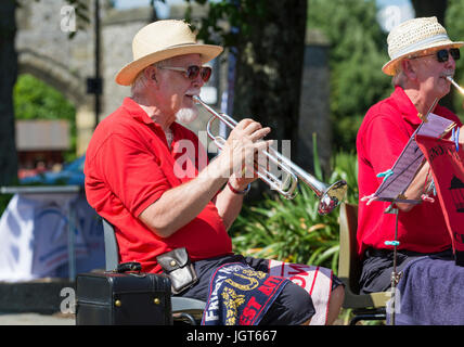 Trumpeter. Uomo anziano riproduzione di un flauto con il Bognor Regis Concert Band in estate un evento di beneficenza. Foto Stock