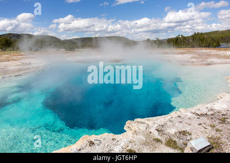 Sapphire Pool nel bacino di biscotto, Upper Geyser Basin, il Parco Nazionale di Yellowstone Foto Stock
