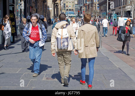 Buchanan Street lo stile di miglio scene di strada coppia giovane turista holding hands visto da dietro Foto Stock