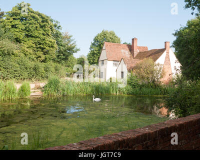 Vista laterale di Willy Lotts' e cottage fronte fiume in una limpida giornata di sole;; Suffolk REGNO UNITO Foto Stock