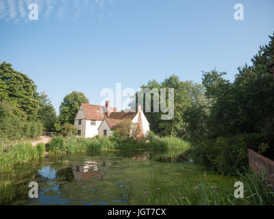 Willy Lotts' e cottage fronte fiume in una limpida giornata di sole;; Suffolk REGNO UNITO Foto Stock