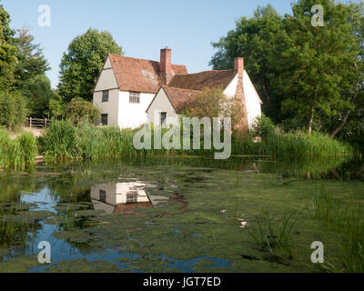 Willy Lotts' e cottage fronte fiume in una limpida giornata di sole;; Suffolk REGNO UNITO Foto Stock