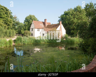 Vista laterale di Willy Lotts' e cottage fronte fiume in una limpida giornata di sole;; Suffolk REGNO UNITO Foto Stock