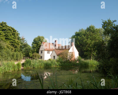 Willy Lotts' e cottage fronte fiume in una limpida giornata di sole;; Suffolk REGNO UNITO Foto Stock