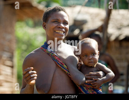 DZANGA-SANHA riserva forestale, REPUBBLICA CENTRAFRICANA - 2 Novembre 2008: Donna dei pigmei con il bambino. Foto Stock