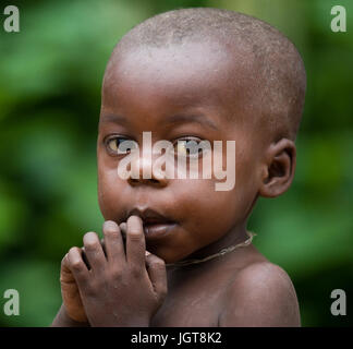 DZANGA-SANHA riserva forestale, REPUBBLICA CENTRAFRICANA - 2 Novembre 2008: Ritratto di un bambino da una tribù di pigmei. Foto Stock