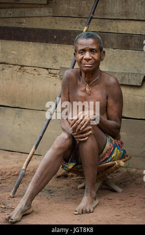 DZANGA-SANHA riserva forestale, REPUBBLICA CENTRAFRICANA - 2 Novembre 2008: vecchia donna dei pigmei seduta vicino alla sua casa. Foto Stock