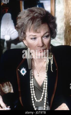 Steel Magnolias Anno : 1989 USA Direttore : Herbert Ross Shirley MacLaine foto: Zade Rosenthal. È vietato riprodurre la fotografia al di fuori del contesto della promozione del film. Esso deve essere accreditato al Film Company e/o il fotografo assegnato da o autorizzati da/ammessi sul set del Film Company. Limitato a uso editoriale. Foto12 non concede diritti di pubblicità delle persone rappresentate. Foto Stock