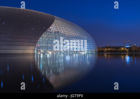 La China National Opera House, Dongzhong Street, Pechino, Cina durante il crepuscolo Foto Stock