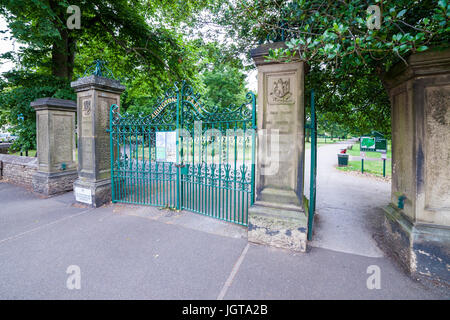 Uno dei gruppi di porte che conduce in Abington Park, Northampton. Foto Stock