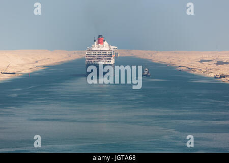 Editoriale: Ismailia, Egitto, 27 Aprile 2017 - La Queen Mary 2 la navigazione attraverso il canale di Suez in un convoglio della nave Foto Stock