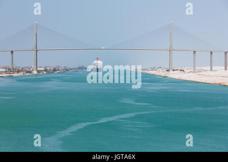 Editoriale: El Qantara, Egitto, 27 Aprile 2017 - Queen Mary 2 passando sotto il ponte sul canale in una nave convoglio Foto Stock