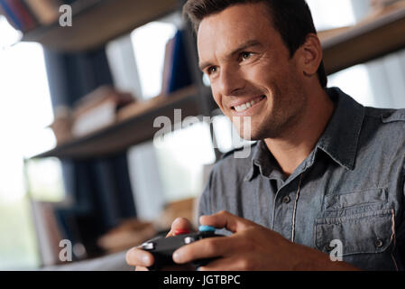 Positivo brillante uomo appassionato di videogiochi Foto Stock