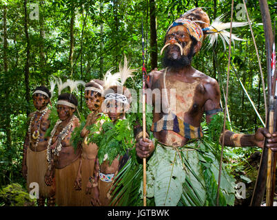 Nuova Guinea, Indonesia - 13 gennaio: il capo della tribù Yaffi con donne in colorazioni tradizionali. Foto Stock