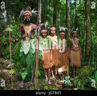 Nuova Guinea, Indonesia - 13 gennaio: il capo della tribù Yaffi con donne in colorazioni tradizionali. Foto Stock