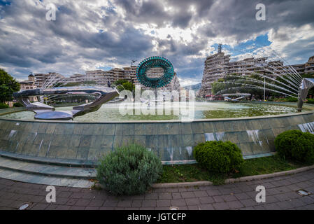 Fontana nel parco dell'Unione (Parcul Unirii) e blocchi di appartamenti in Alba Iulia città situata sul fiume Mures nella contea di Alba, Transilvania, Romania Foto Stock