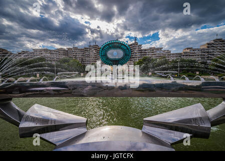 Fontana nel parco dell'Unione (Parcul Unirii) e blocchi di appartamenti in Alba Iulia città situata sul fiume Mures nella contea di Alba, Transilvania, Romania Foto Stock