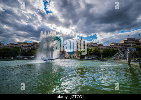 Fontana nel parco dell'Unione (Parcul Unirii) in Alba Iulia città situata sul fiume Mures nella contea di Alba, Transilvania, Romania Foto Stock