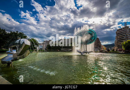 Fontana nel parco dell'Unione (Parcul Unirii) e blocchi di appartamenti in Alba Iulia città situata sul fiume Mures nella contea di Alba, Transilvania, Romania Foto Stock