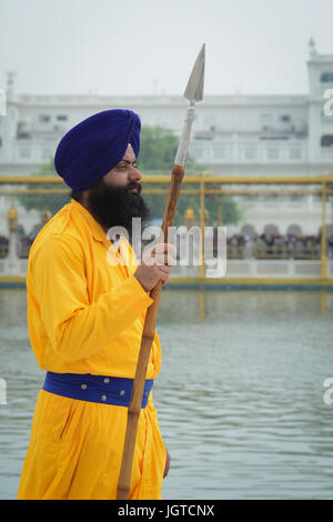 Amritsar, India - 25 luglio 2015. Ritratto di guardia Sikh presso il Tempio d'oro di Amritsar, India. Foto Stock