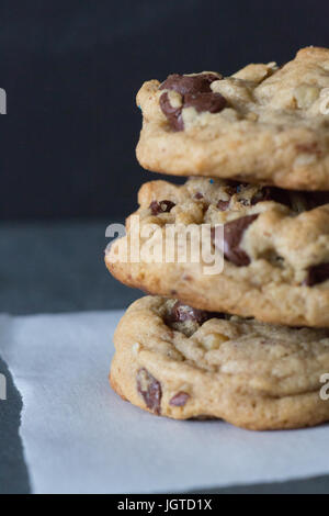 Cookie stack bacground scuro Foto Stock