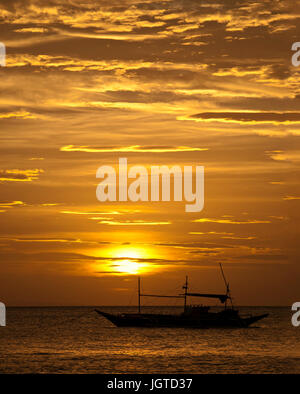 Filippino barca da pesca nel tramonto sull'isola di Boracay Foto Stock