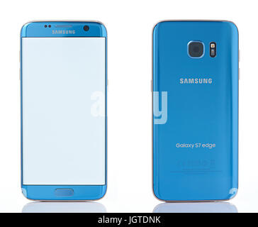 New york, Stati Uniti d'America - 7 Luglio 2017: Indietro e vista frontale del blu smartphone Samsung Galaxy S7 bordo isolato su sfondo bianco Foto Stock