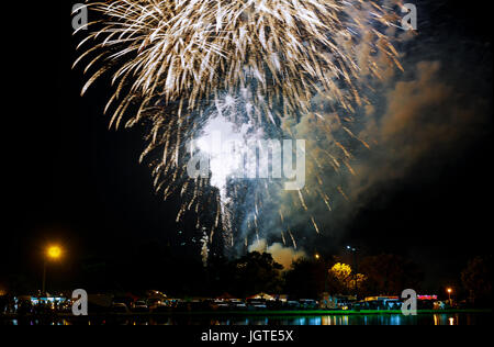 Vini spumanti ROSSO VERDE GIALLO celebrazione fuochi d'artificio oltre il cielo stellato. Giorno di indipendenza, 4 luglio, le vacanze di Capodanno Saluto sfondo. Foto Stock