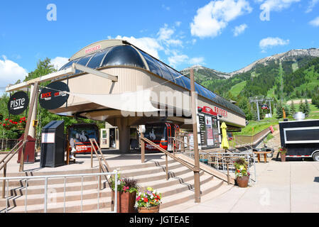 JACKSON HOLE, Wyoming - Giugno 27, 2017: Bridger in gondola per Teton Village. La Gondola e prende gli escursionisti e i turisti al vertice del Rendezvous Mountain Foto Stock