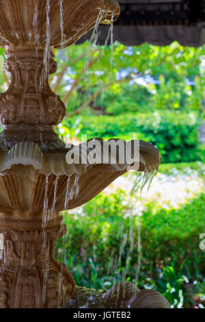 Fontana con otturatore ad alta velocità per il congelamento di gocce d'acqua in aria Foto Stock