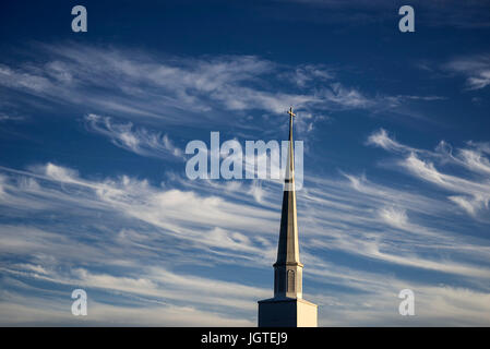 Campanile con wispy formazioni di nubi come sfondo. Foto Stock