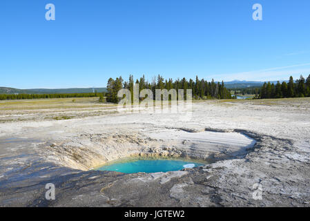 Pool di opale è una primavera calda nel Midway Geyser Basin del Parco Nazionale di Yellowstone, Wyoming Foto Stock