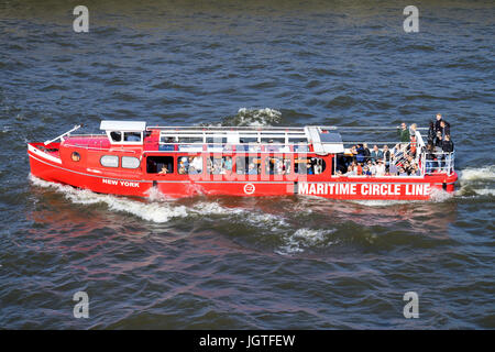 NEW YORK, lancio del cerchio marittimo di linea sul porto di Amburgo per un giro turistico. Foto Stock