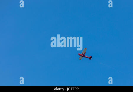 Un rosso brillante motore unico aereo sopra Sag Harbor, NY Foto Stock