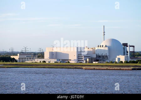 Vista del fiume di Brokdorf Centrale Nucleare. Tutto è iniziato in ottobre 1986 e lo smantellamento è previsto per il 2021. Foto Stock