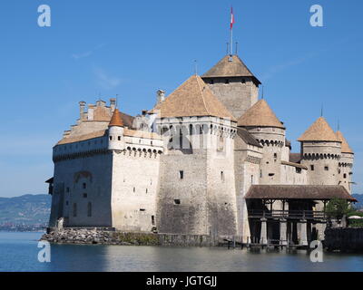 Bellissima vista del famoso castello medievale de Chillon sul lago di Ginevra in Svizzera nel Cantone di Vaud con paesaggio panoramico delle Alpi Lac Leman lake Foto Stock