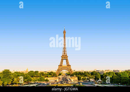 La Torre Eiffel a Parigi, Francia, visto dal Trocadero in una calda luce al tramonto. Foto Stock