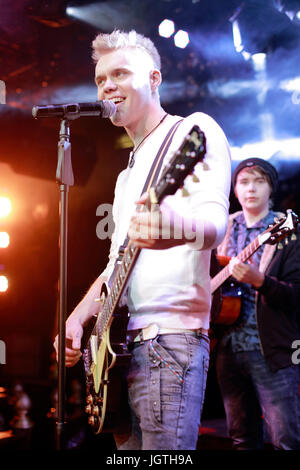 I giovani cantare e ballare al bar Foto Stock