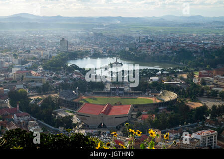 Vista aerea del Lago Anosy, lo stadio e il Palazzo Nazionale della Cultura e dello sport di Antananarivo in Madagascar Foto Stock