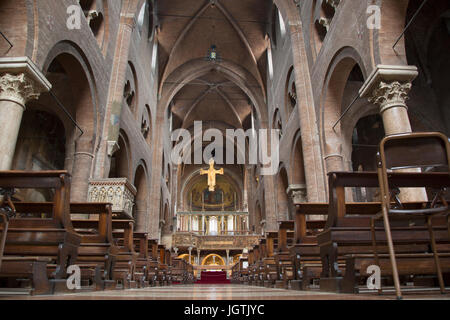 Navata a Chiesa cattedrale, Modena, Italia Foto Stock