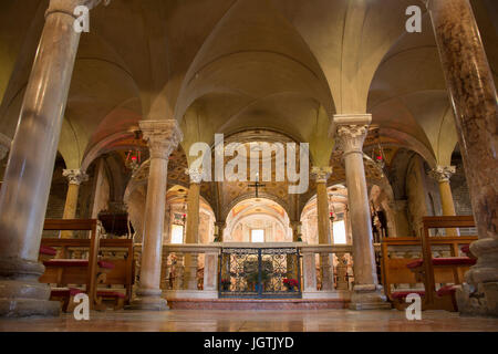 Altare e navata unica a Chiesa cattedrale, Modena, Italia Foto Stock